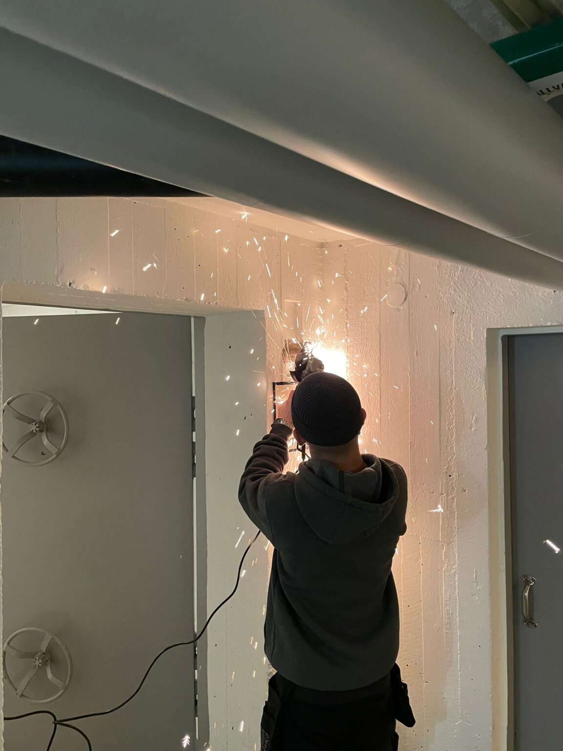 Åtgärdar gammal rörgenomföring i skyddsrum